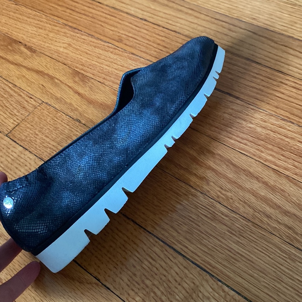 AGL pointed slip on